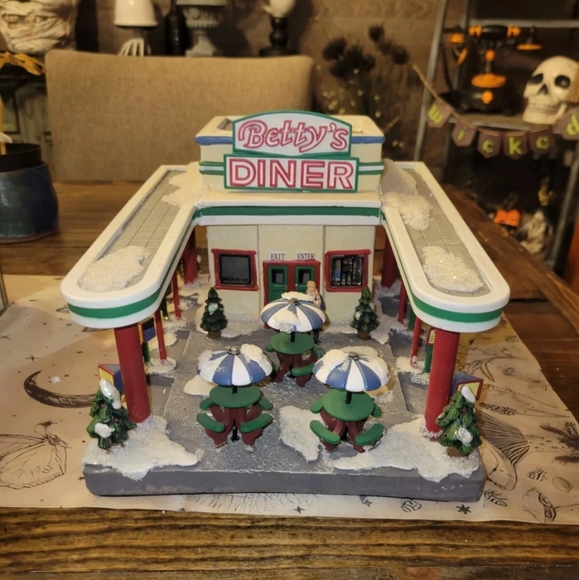 The Village Collection St Nicholas Square Betty's Diner 2008 Working w/ Box - Picture 2 of 5
